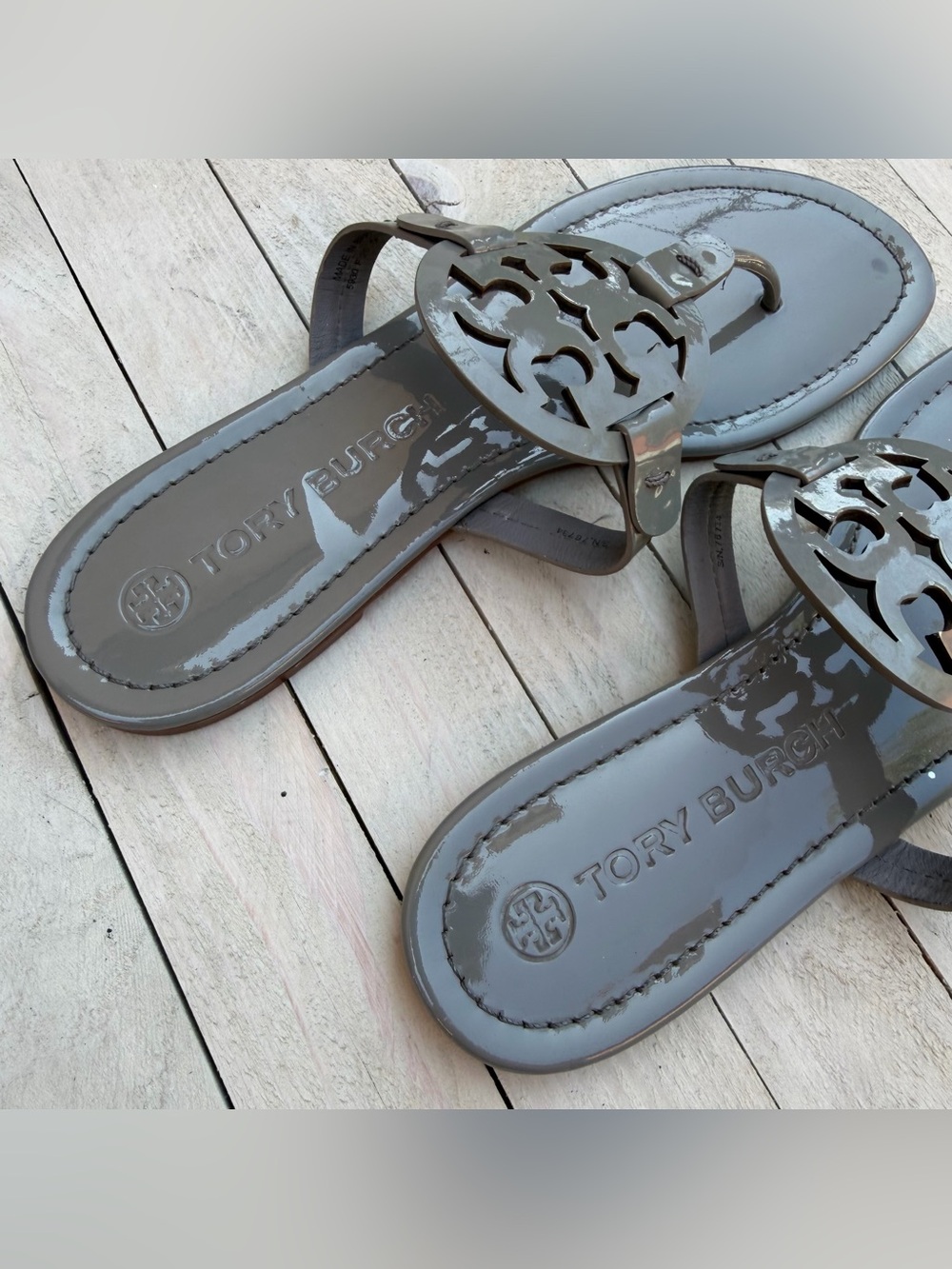 Tory Burch Glossy Gray Miller Logo Thong Sandals - Picture 11 of 11
